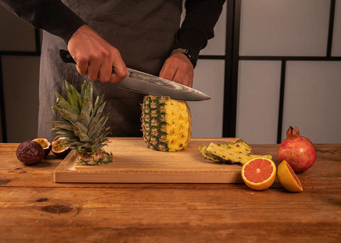 Ananas snijden met KOTAI Hashi Damascus Koksmes Gyuto met lemmet van 20 cm