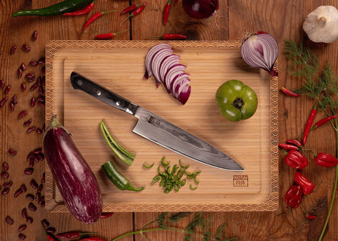 KOTAI Hashi Damascus Koksmes Gyuto met lemmet van 20 cm op een houten snijplank