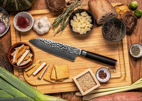 kotai pakka damascus santoku 18 cm pakkahout op houten snijplank