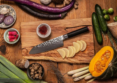 kotai pakka damascus santoku 18 cm pakkahout op houten snijplank met schijfjes