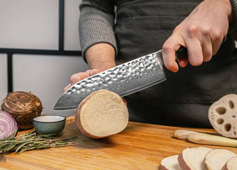 snijden met kotai pakka damascus santoku 18 cm pakkahout op houten snijplank