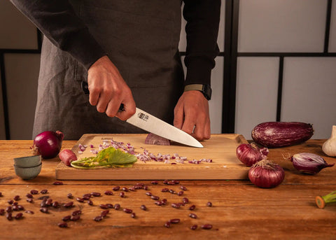 Uien snijden met KOTAI Hashi Koksmes Gyuto met 18 cm lemmet en zwart heft