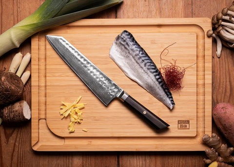 kotai bunka damascus koksmes kiritsuke 21 cm ebbenhout op houten snijplank met vis