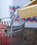water afgieten met sapgeul in kotai snijplank van bamboe