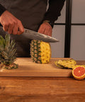 Ananas snijden met KOTAI Hashi Damascus Koksmes Gyuto met lemmet van 20 cm