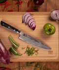 KOTAI Hashi Damascus Koksmes Gyuto met lemmet van 20 cm op een houten snijplank