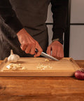 Knoflook snijden met KOTAI Hashi Damascus Officemes met 12 cm lemmet