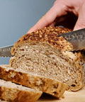 bruin brood snijden met kotai pakka damascus broodmes 20 cm pakkahout op snijplank