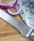 kotai pakka damascus fileermes 20 cm pakkahout op houten snijplank met zalm en rode ui