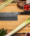 kotai pakka damascus hakmes 19 cm pakkahout op houten snijplank met prei