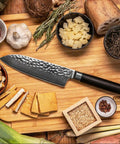 kotai pakka damascus santoku 18 cm pakkahout op houten snijplank