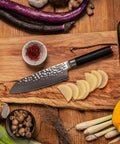 kotai pakka damascus santoku 18 cm pakkahout op houten snijplank met schijfjes
