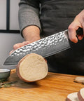 snijden met kotai pakka damascus santoku 18 cm pakkahout op houten snijplank