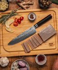 kotai pakka damascus koksmes gyuto 20 cm pakkahout op houten snijplank