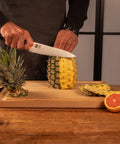Ananas snijden met KOTAI Hashi Koksmes Gyuto met 18 cm lemmet en zwart heft