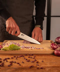 Uien snijden met KOTAI Hashi Koksmes Gyuto met 18 cm lemmet en zwart heft