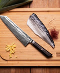 kotai bunka damascus koksmes kiritsuke 21 cm ebbenhout op houten snijplank met vis