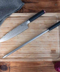 kotai koksmes gyuto en aanzetstaal op houten snijplank