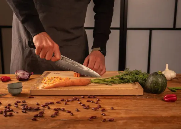 Wortel snijden met KOTAI Hashi Damascus Koksmes Gyuto met lemmet van 20 cm